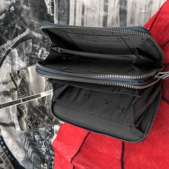 Halston blue vinyl wallet - Picture 5 of 7